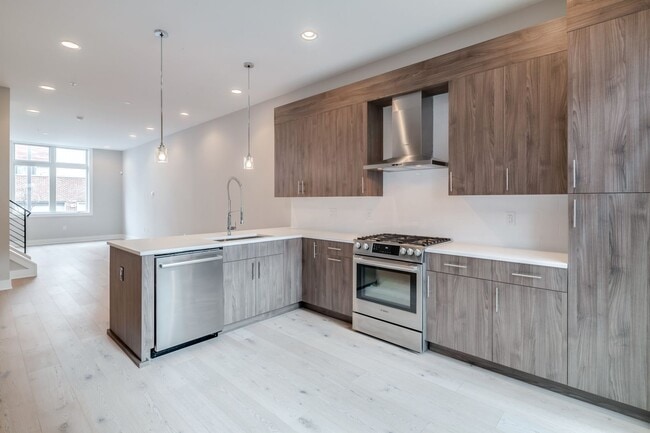 Building Photo - Northern Liberties Townhome with Parking