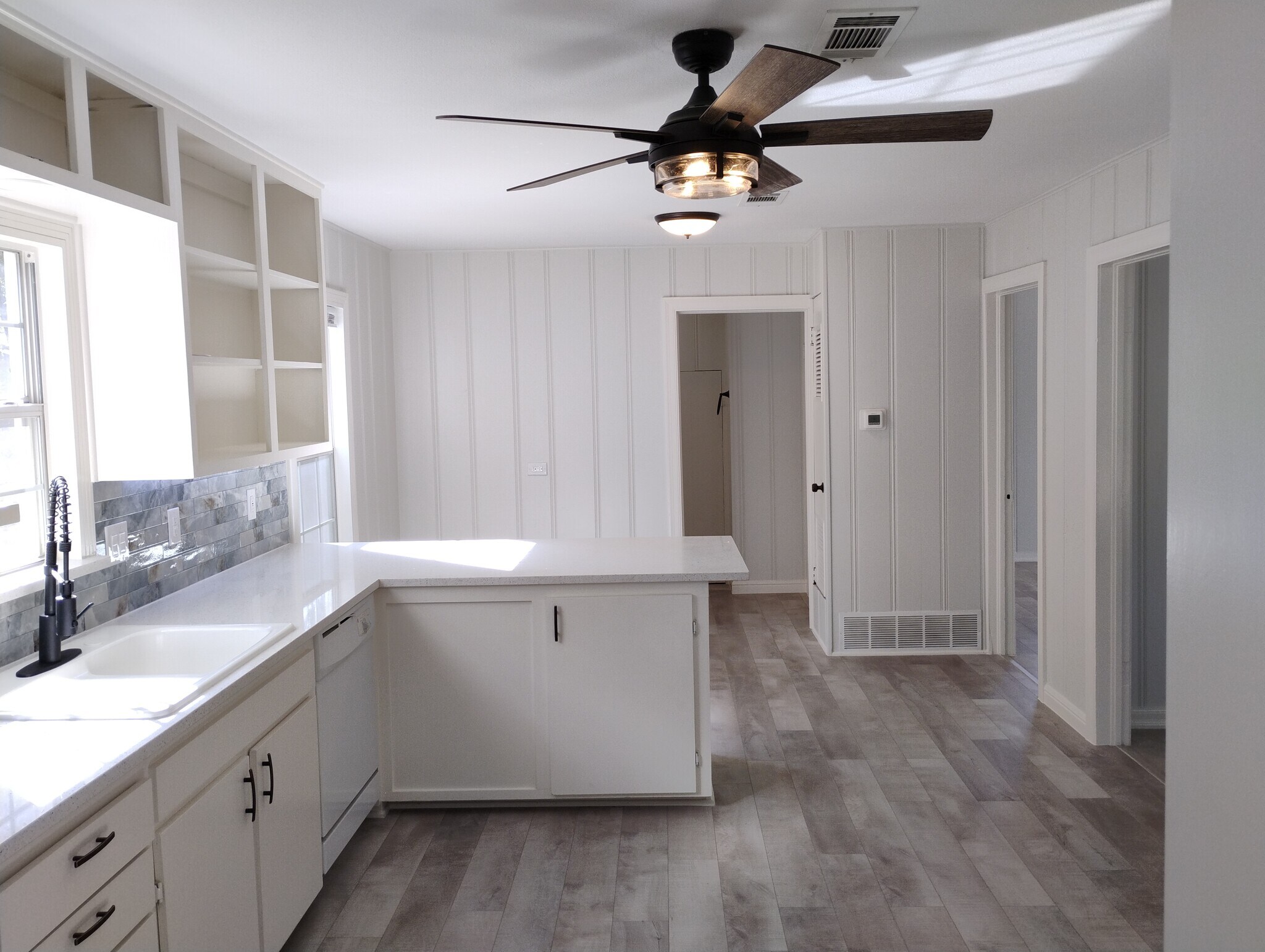 Bar and breakfast area - 5412 Meandering Rd