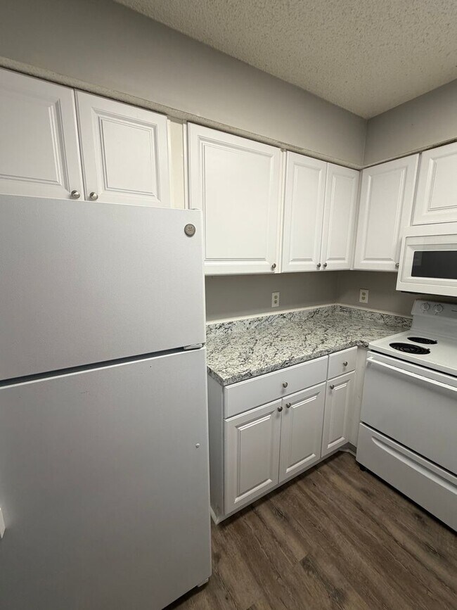 Building Photo - Hidden Lake Townhomes 2 Bedroom 1.5 Bathroom