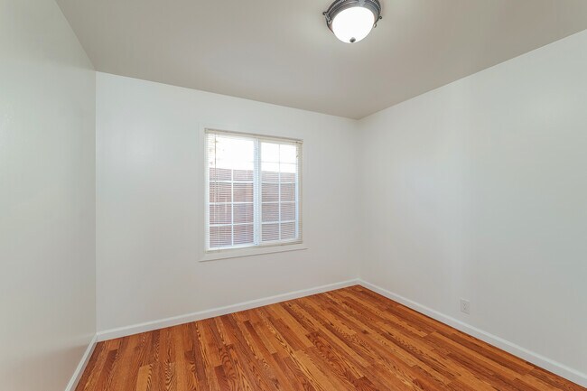 Building Photo - 30 Graystone Dr