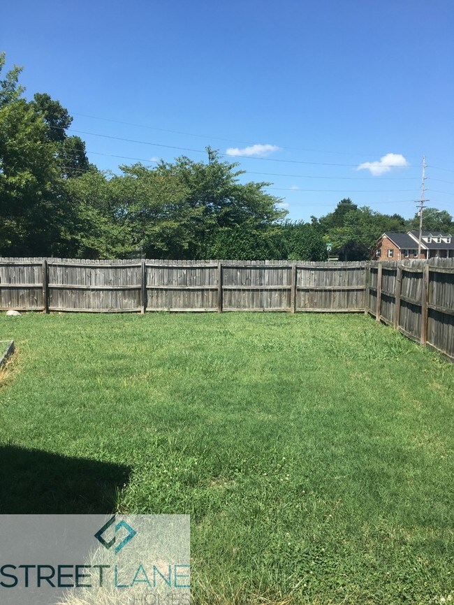 Building Photo - $500 off first month's rent!