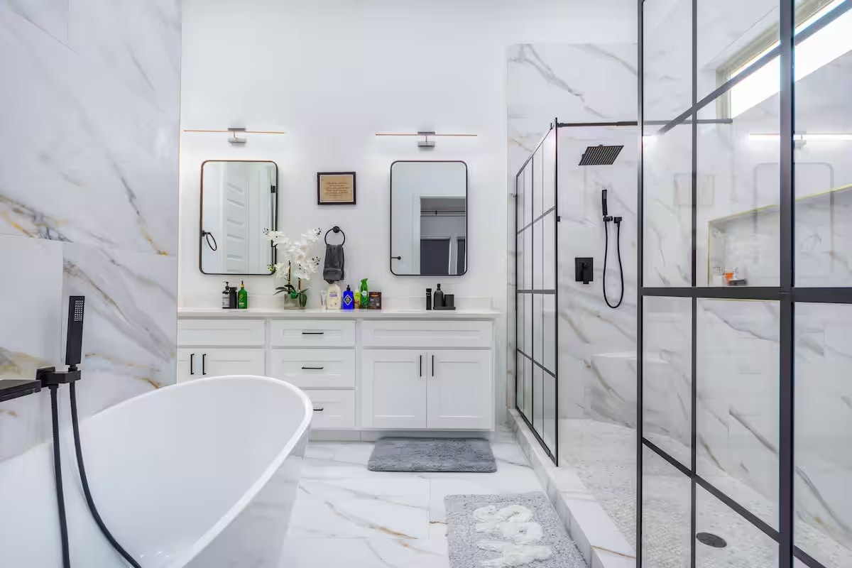 primary bathroom - 2802 Campbell St