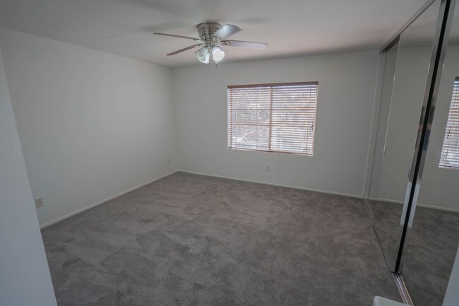 Building Photo - 2 Bedroom Townhome in Santa Clarita!