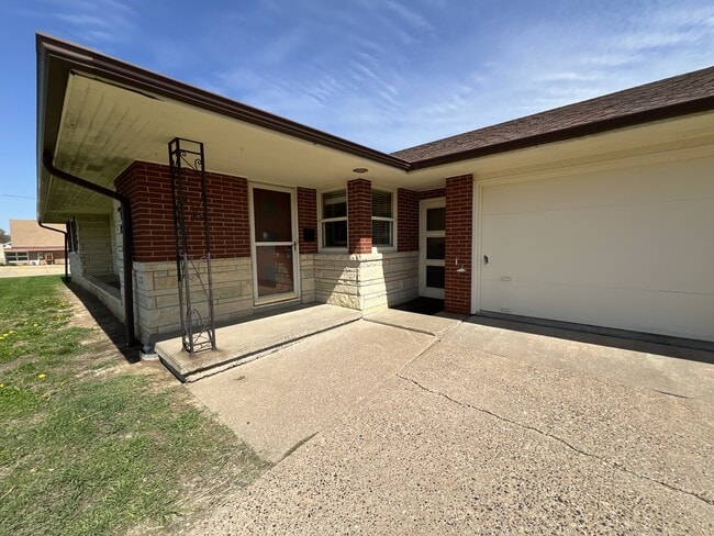 Building Photo - 3170 Asbury Rd