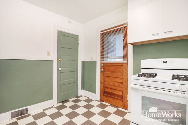 Building Photo - 1122 W 7th St