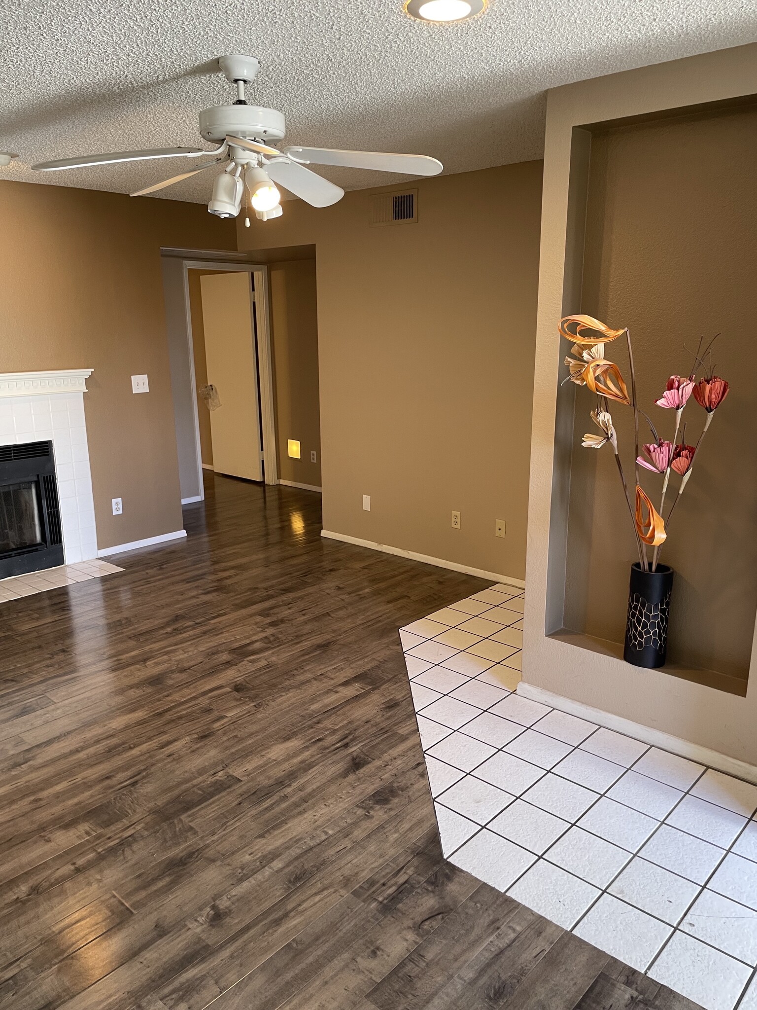 Building Photo - 850 S River Dr