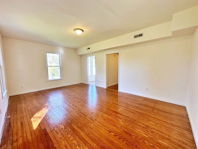 Building Photo - 1208 Avondale Ave