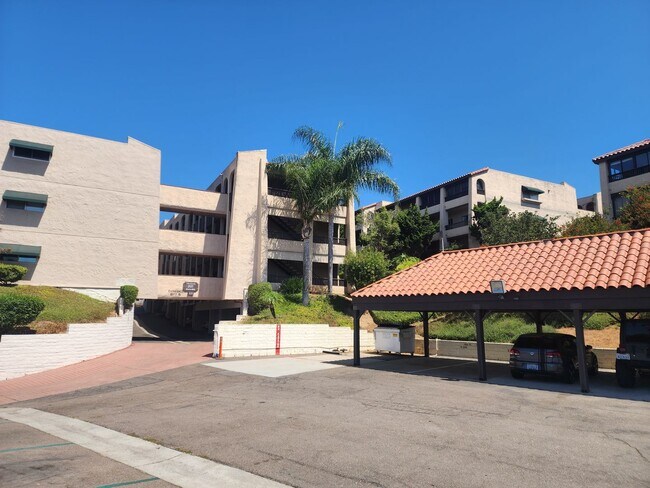Primary Photo - Bay Side Condo, Completely updated! Walkin...