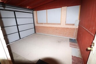 Building Photo - 3 Bedroom 2 Bathroom