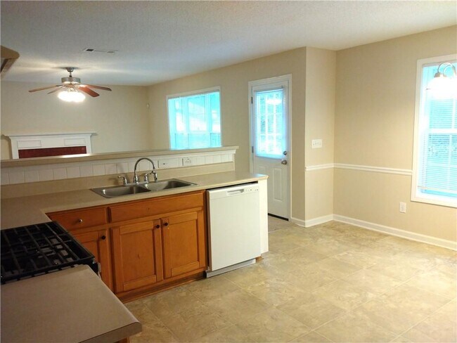Building Photo - 131 Peachtree Glen Dr