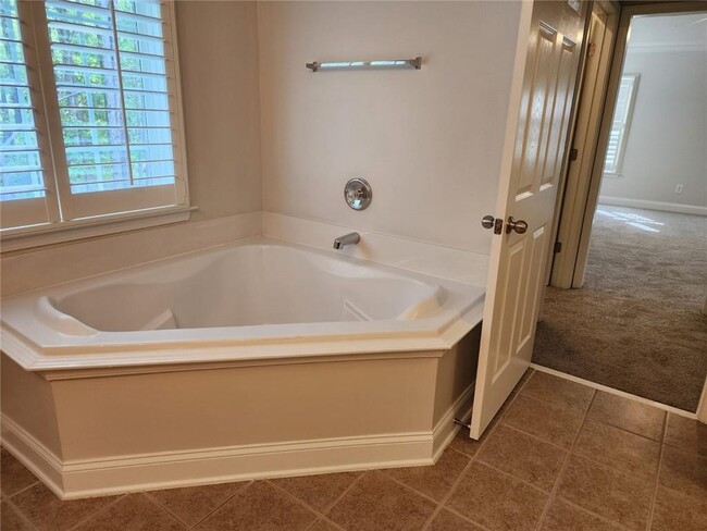 Building Photo - 465 Roland Manor Dr