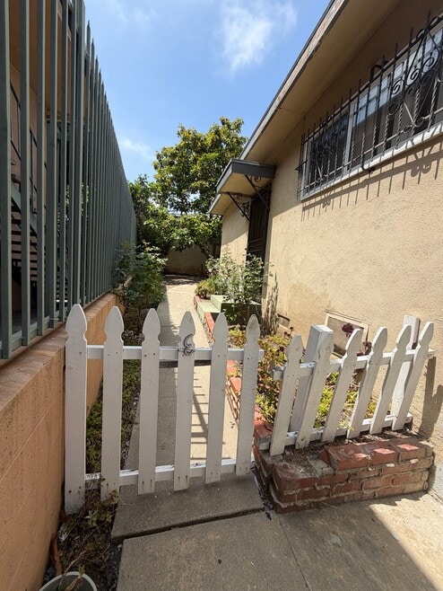 Building Photo - 824 Glenway Dr