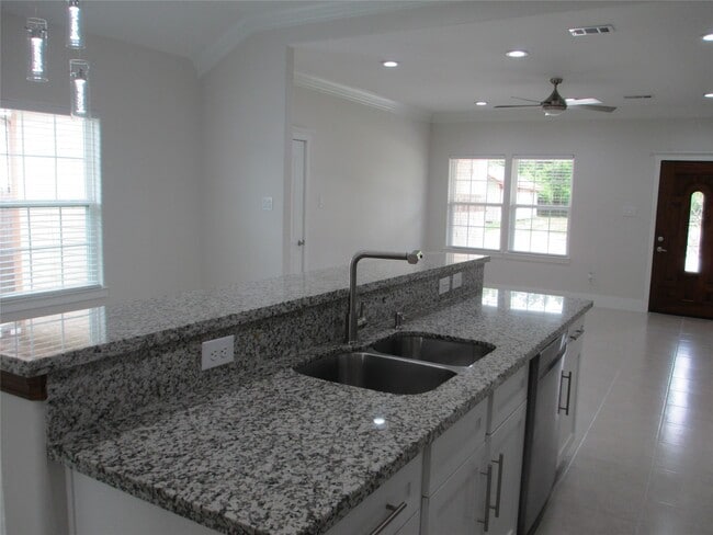 Building Photo - 1209 Elm St