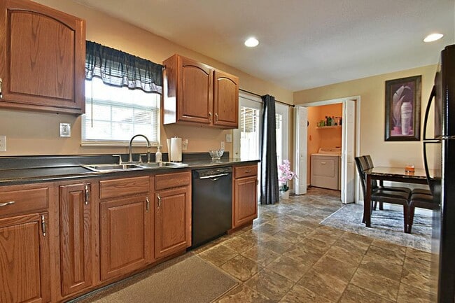 Building Photo - 6100 Cougar Dr