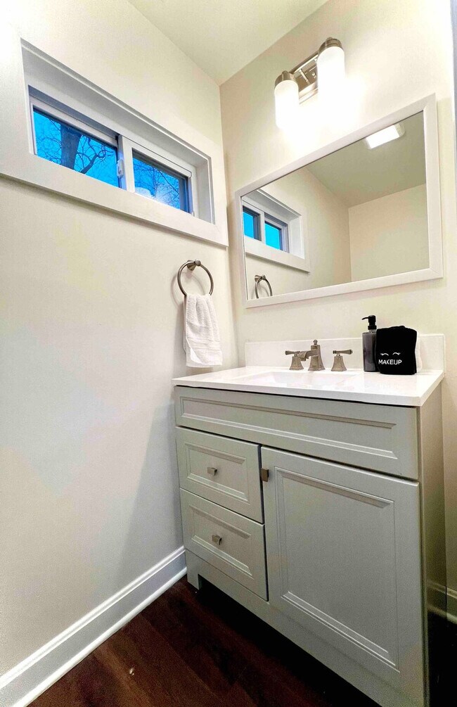 Building Photo - 1592 Main St