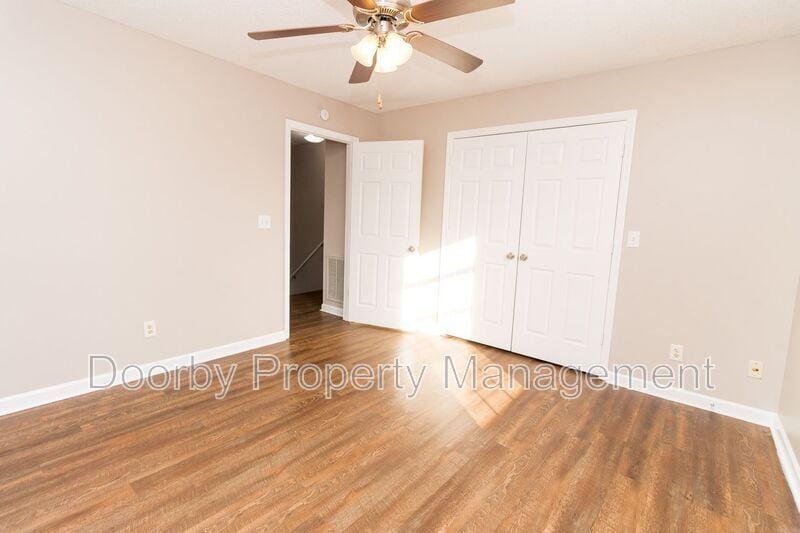 Building Photo - 464 Guyler St