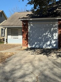 Building Photo - Convenient 2/2 with Garage Just Moments from Randolph AFB- Pets Welcomed