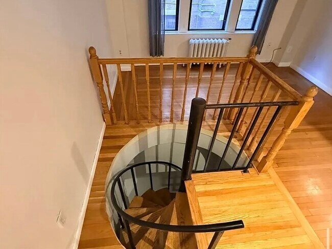 Building Photo - 452 Park Dr