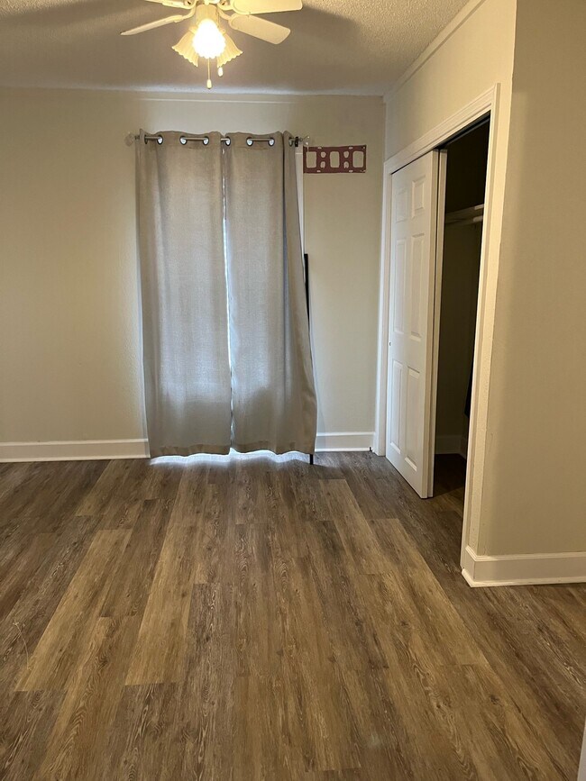 Building Photo - 239 Graham Ave