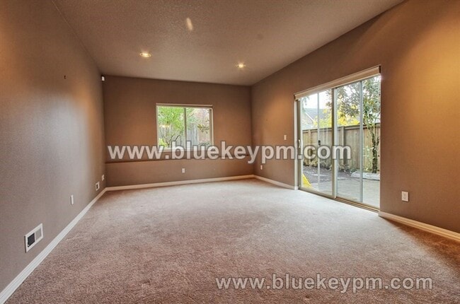 Building Photo - 4 Bed, 3 Bath Home in Happy Valley with Pr...