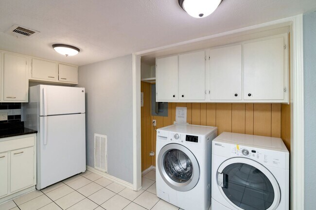 Building Photo - 3121 Park Ln