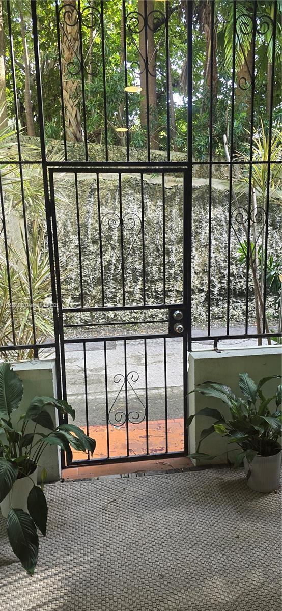 Building Photo - 2539 S Bayshore Dr