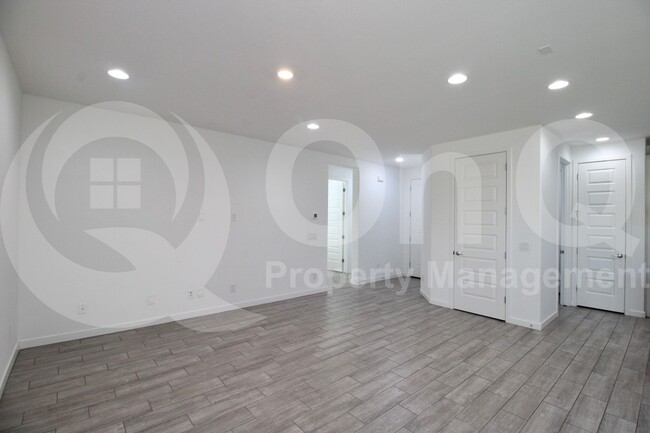 Building Photo - 8923 W Solano Dr