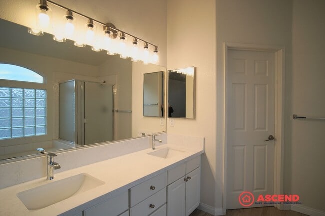 Building Photo - Move-in Ready 2 Story Home in Desirable Neighborhood!