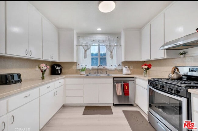 Building Photo - 7701 Baird Ave