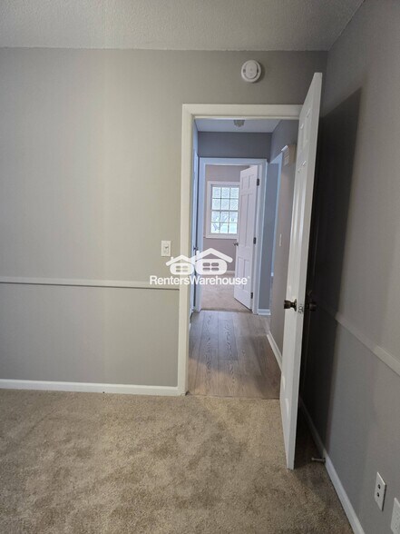 Building Photo - 5580 Shorewood Ln