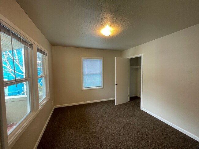 Building Photo - A gorgeous 3 bedroom and 1 bathroom home in Pacifica!