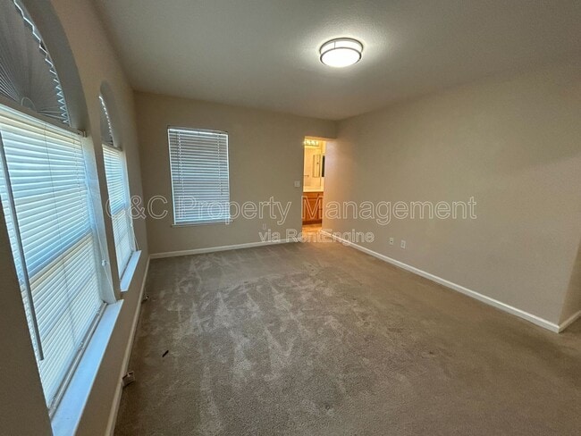 Building Photo - 5023 Lakeshore Dr