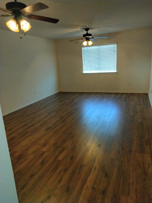 Building Photo - 20706 Settlers Lake Cir N