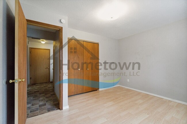 Building Photo - 4 Bedroom 2 Bathroom Home with Attached 2 ...