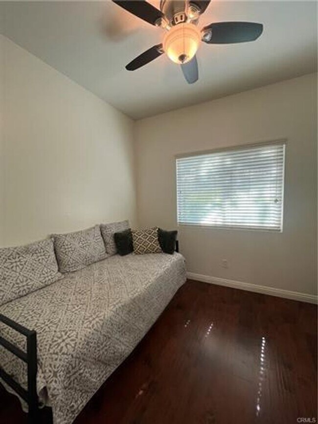 Building Photo - Beautifully designed townhome