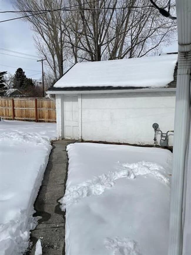 Building Photo - Beautiful remodeled 2 bedroom, 1 bath hous...