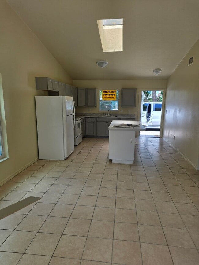 Building Photo - 2/1 DUPLEX