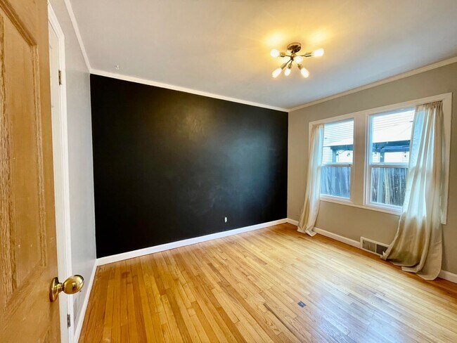 Building Photo - Cute Classic 1950s 2 Bd 1 Ba House + Bonus Room w/ Washer & Dryer, AC and Fenced Spacious Yard!