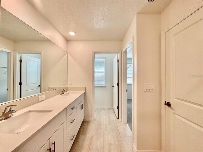 Building Photo - 17554 Pleasantview Blvd