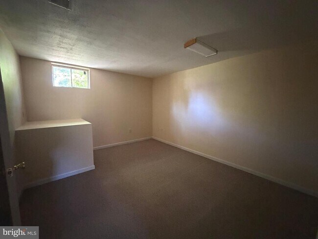 Building Photo - 407 Tamarack Cir