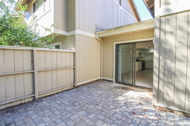 Building Photo - 2 Bed, 2 Bath Townhome in San Luis Obispo!