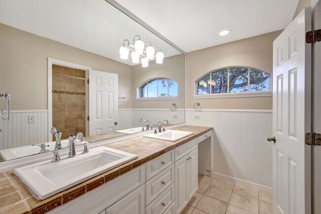 Building Photo - Stunning 3BR/2BA Home with 2-Car Garage & ...