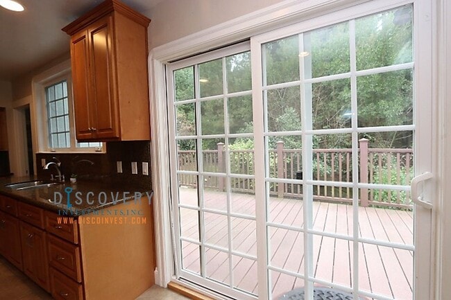 Building Photo - Upper Rockridge 3 Bedroom Home
