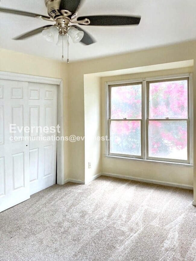 Building Photo - 2 Bed/ 2 Bath Condo with Washer/Dryer / Pe...
