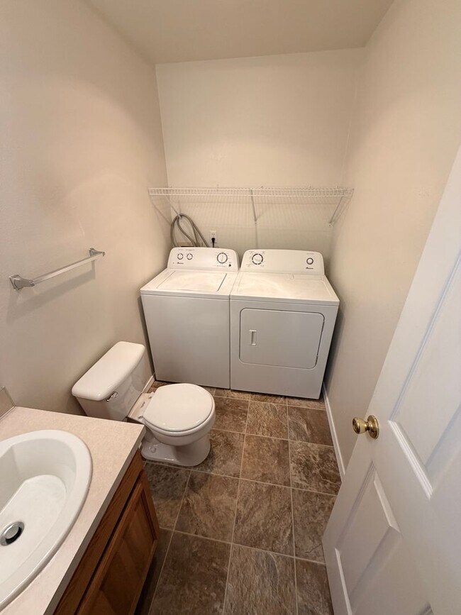 Building Photo - *Half-Off 1st Month's Rent!* Large Three Bedroom Duplex in Keizer