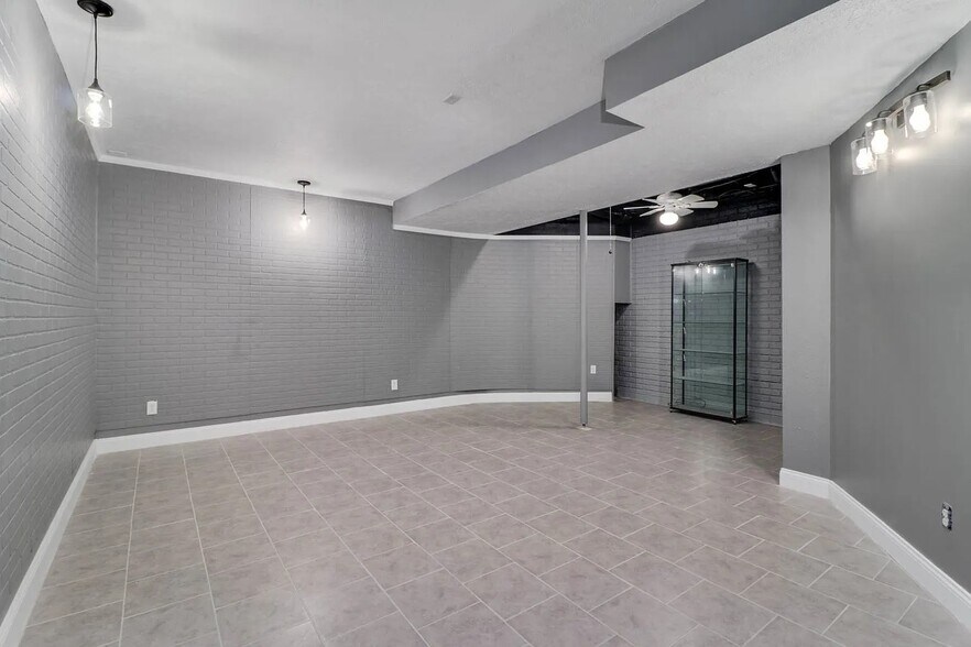 Building Photo - 2201 Knollbrook Way