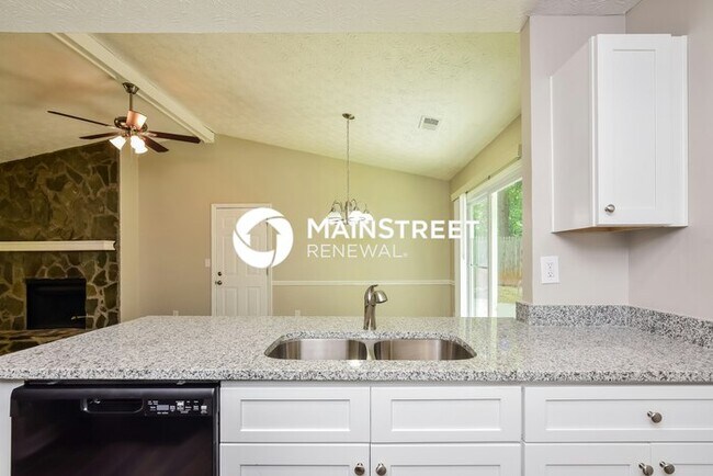 Building Photo - 3 Bedroom Pet-Friendly Home in Lithonia, GA with Main Street Renewal