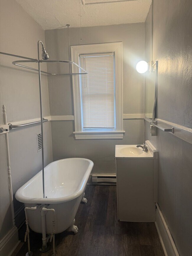 Building Photo - 500 N Mulberry St