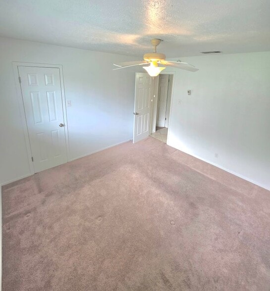 Building Photo - 15208 Spring Hill Ln
