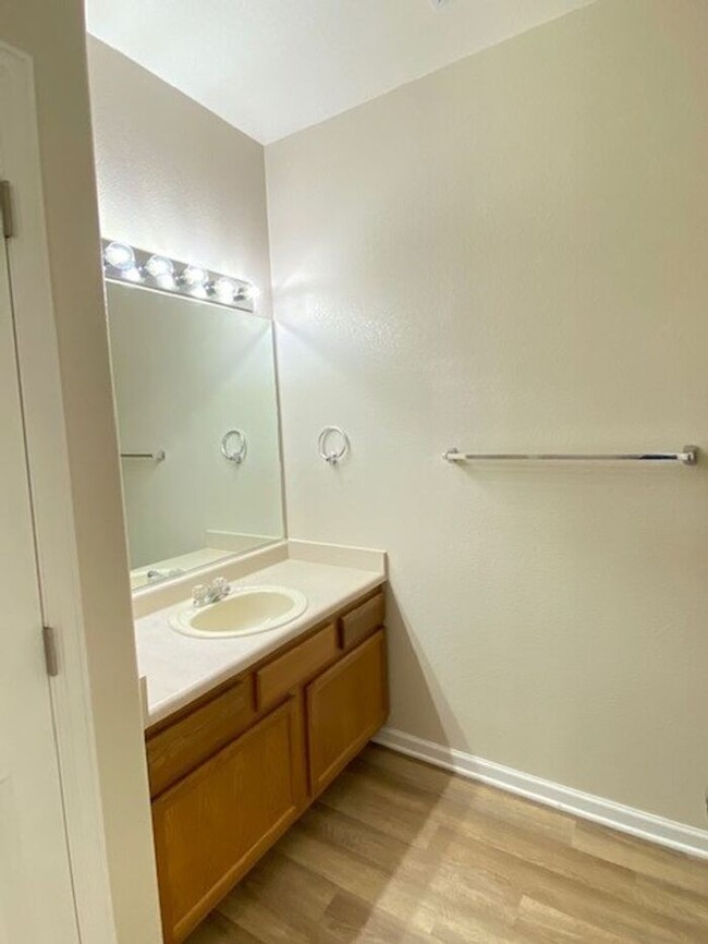 Building Photo - Ground Floor, Newly Updated, 2 Bed Condo W...